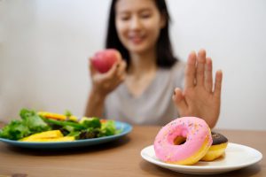 رژیم غذایی متعادل، بهداشت مناسب دهان و دندان در منزل و مراجعه به دندانپزشک